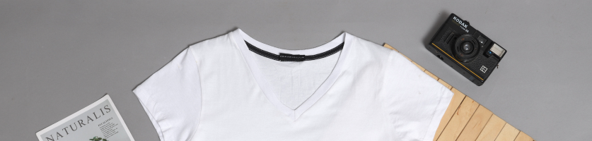 T‑shirt på plan yta med kamera och anteckningar – motiv för tryck på kläder.